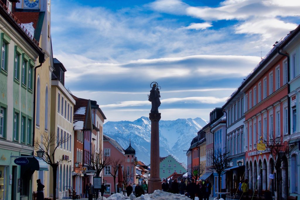Der Markt Murnau mit Blick auf die Hohe Kisten
